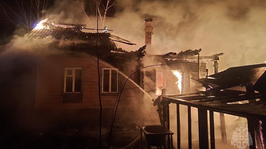 Главная картинка новости: Три человека эвакуировались из горящего дома в Котельниче