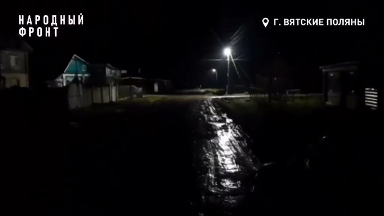 Главная картинка новости: В Вятских Полянах школьница упала в придорожную канаву из-за отсутствия уличного освещения