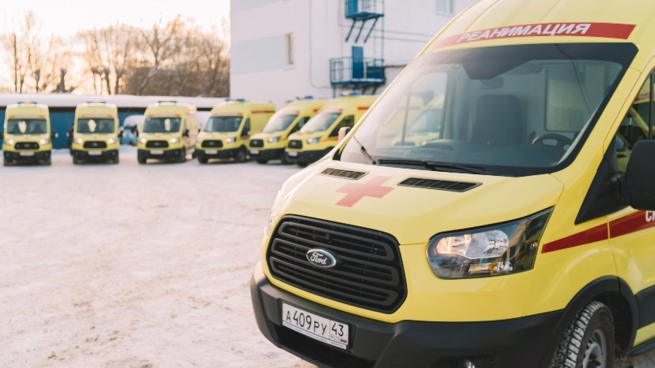 Главная картинка новости: Кировские медики при эвакуации пациента в соседний регион предотвратили массовое ДТП