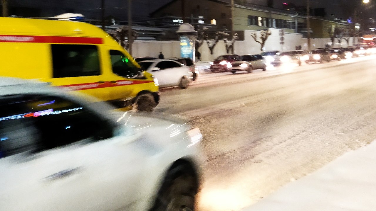 Главная картинка новости: Красный свет, а сзади «скорая» с сиреной: инспектор ГИБДД пояснил, как поступить в этой ситуации