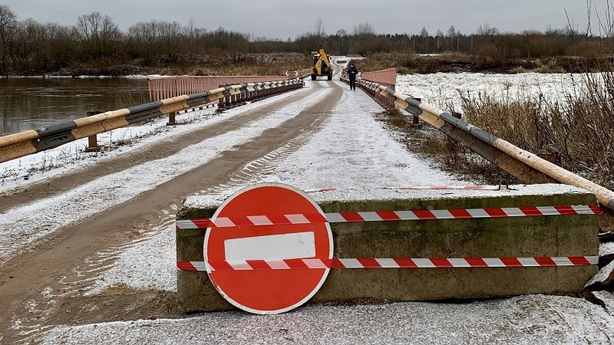 Главная картинка новости: В Кирово-Чепецке закрыли наплавной мост через Чепцу