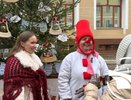 "Побывали в нескольких районах, не выезжая из города": фоторепортаж с фестиваля елок на Спасской в Кирове (0+)