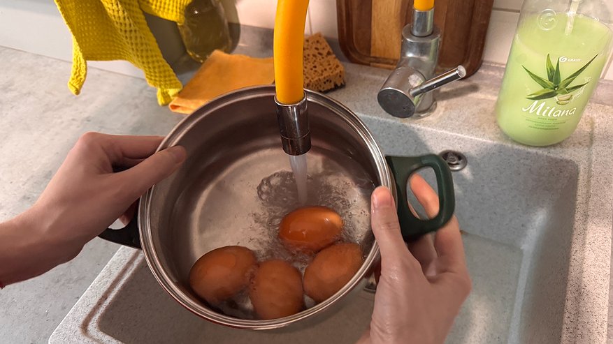 Главная картинка новости: Что нужно добавить в воду при варке яиц, чтобы скорлупа слетала с них за 1 секунду: белки идеально ровные и красивые