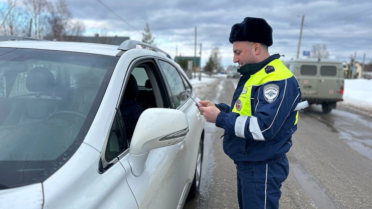 Главная картинка новости: Аптечка и огнетушитель на проверку? Почему водитель не обязан открывать багажник по первому требованию сотрудника ГАИ