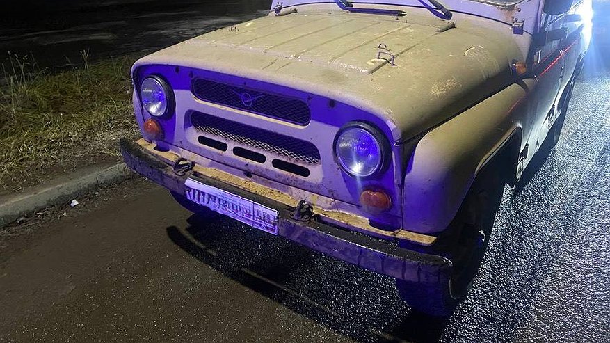 Главная картинка новости: На улице Советской в Котельниче водитель УАЗа наехал на 14-летнюю школьницу