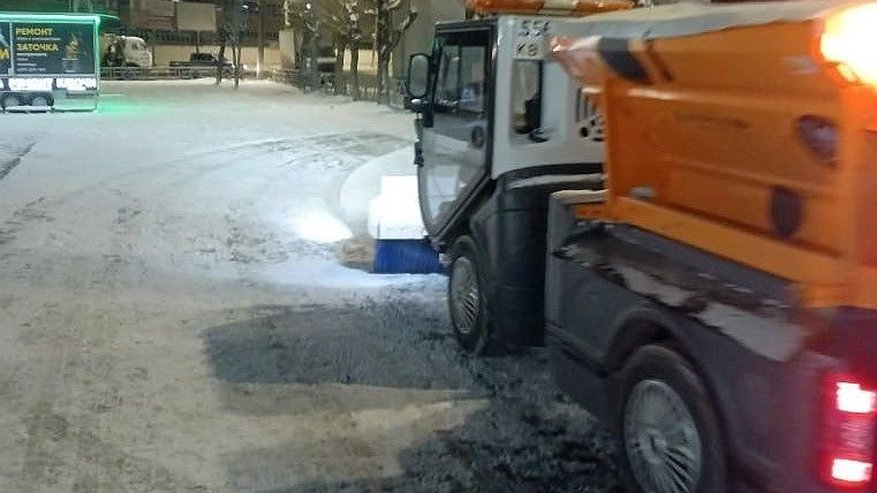 Главная картинка новости: В Кирове для борьбы с гололедом за сутки на дороги и тротуары высыпали 120 тонн реагентов