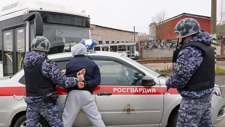 Главная картинка новости: В кировском баре сотрудники Росгвардии задержали пьяного дебошира, вдобавок оказавшегося вором