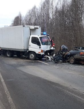 На трассе Киров — Яранск в жутком столкновении трех машин погиб человек