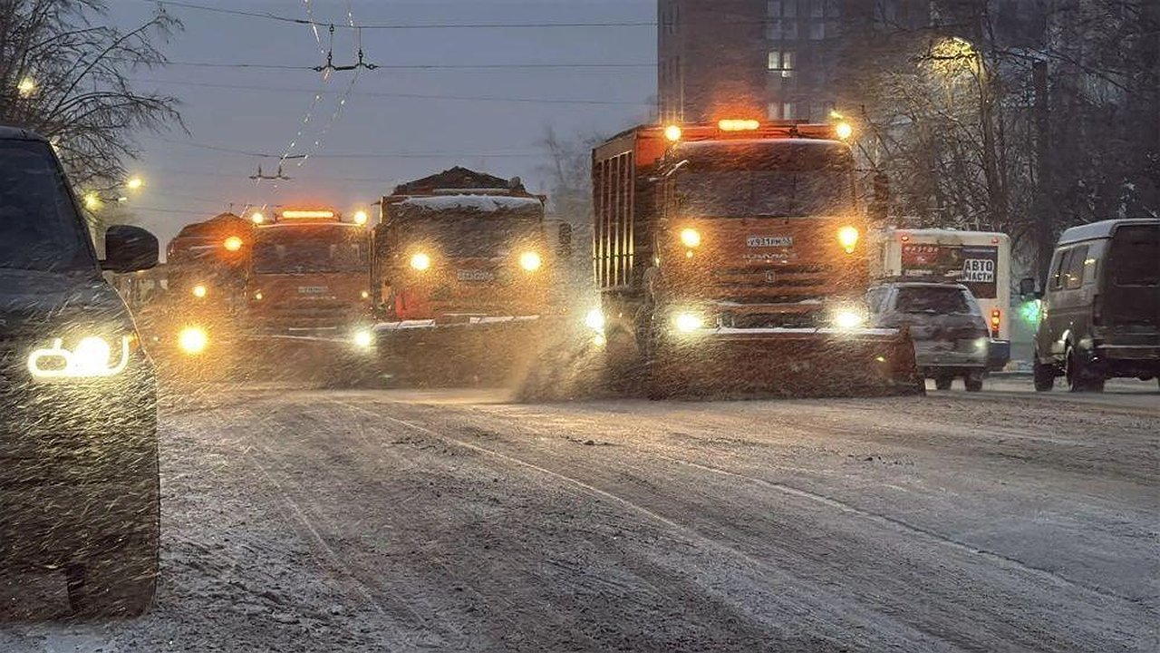Главная картинка новости: Из-за усиливающегося снегопада в центре Кирова перешли к патрульной уборке улиц