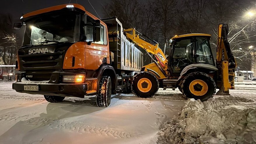 Главная картинка новости: За ночь с улиц и тротуаров Кирова вывезли 600 кубометров снега