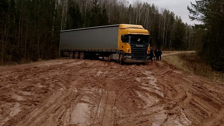 Главная картинка новости: Без асфальта и надежды: почему разбитый участок трассы «Казань — Пермь» обещают, но не могут починить