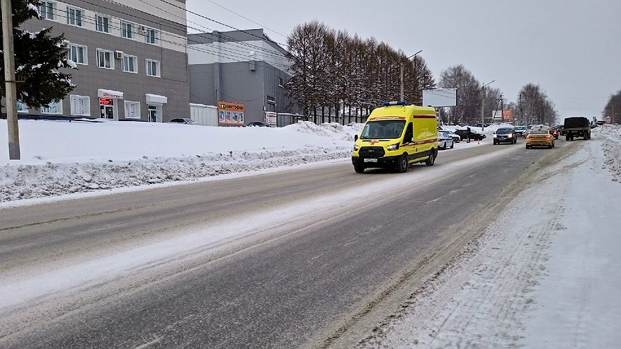 Главная картинка новости: «Чтобы ветер всегда был попутным»: медики санчурской «скорой» поблагодарили водителя «Газели», который тащил их на буксире в мороз и снегопад