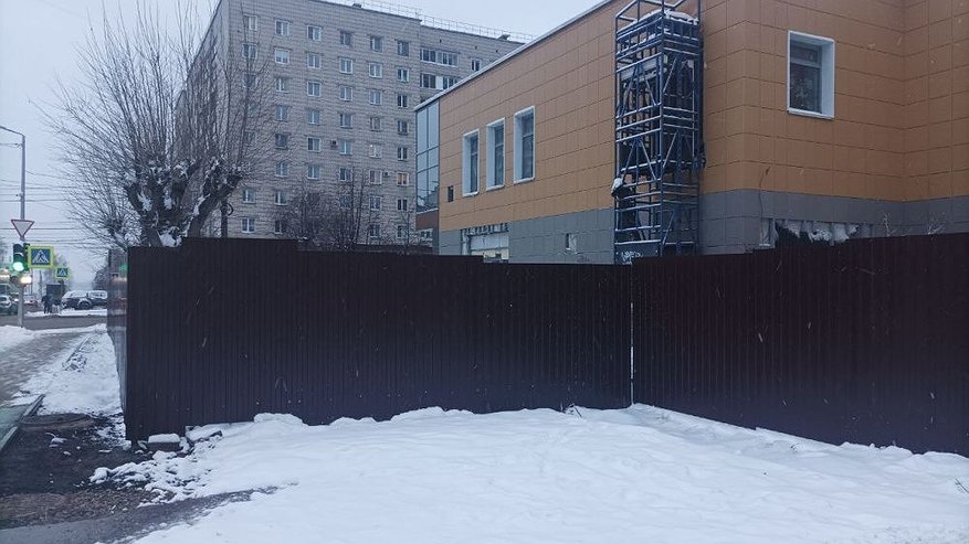 Главная картинка новости: Вокруг опасного недостроя на улице Ленина в Кирове поставили новый забор