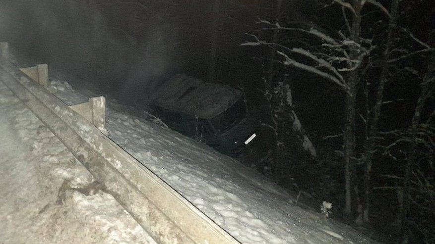 Главная картинка новости: На федеральной трассе УАЗ врезался в дорожное ограждение и вылетел в кювет под Мурашами