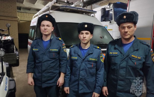 Кировские спасатели помогли семье выбраться из ледяной ловушки на Вятке