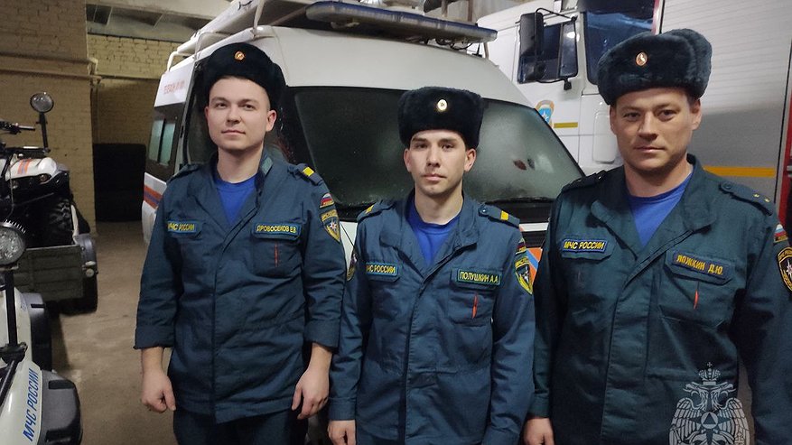 Главная картинка новости: Кировские спасатели помогли семье выбраться из ледяной ловушки на Вятке