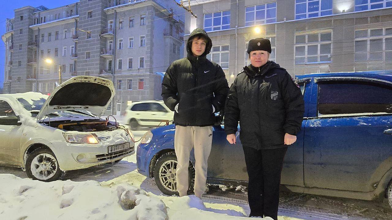 Главная картинка новости: Не проезжайте мимо: майор ГАИ помогла замерзшему на трассе кировчанину с севшим аккумулятором