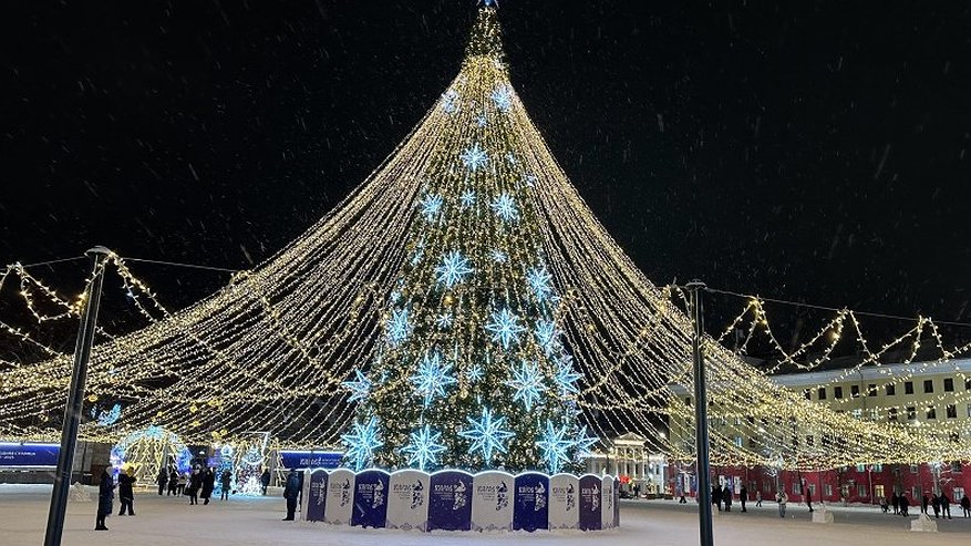 Главная картинка новости: Стало известно, когда откроют елку на Театральной площади в Кирове (0+)