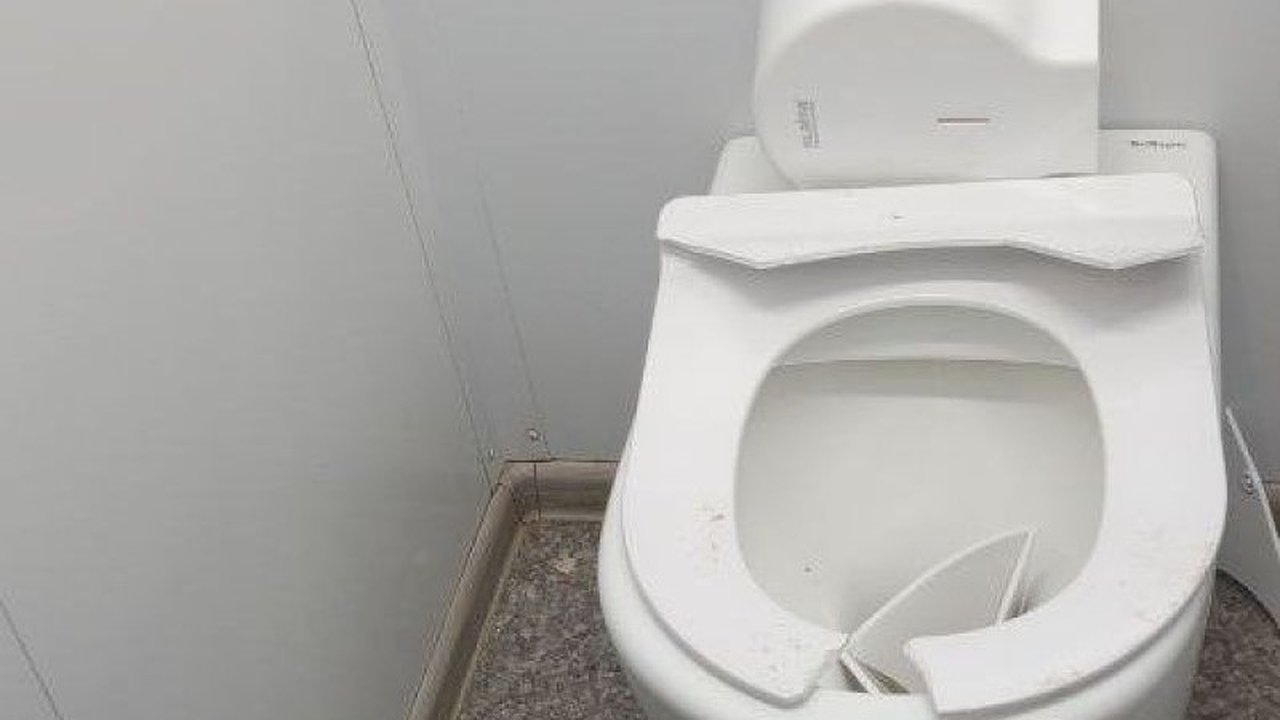 Главная картинка новости: В Кирове на Спасской площади временно закрыли туалет после разгрома