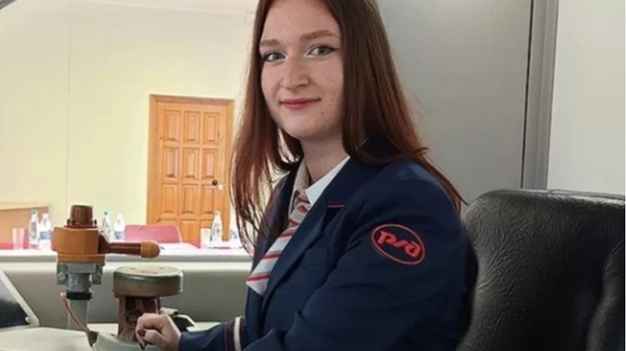 Главная картинка новости: Первый поезд с женщиной-машинистом выехал из Кирова