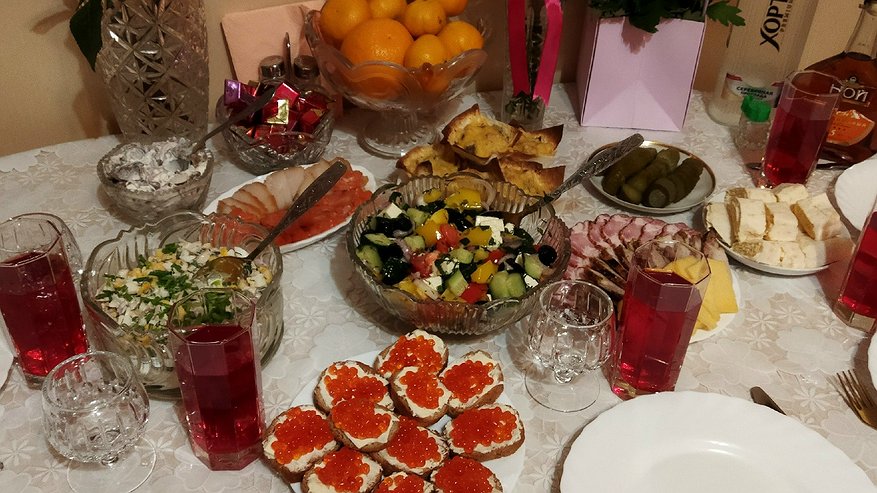 Главная картинка новости: Перед наступлением Нового года в России стали доступнее главные продукты праздничного стола