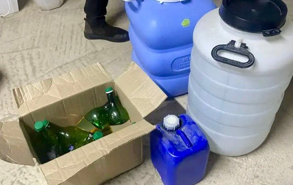 Более 500 литров контрафактного алкоголя хранил в своем гараже житель Вятскополянского района