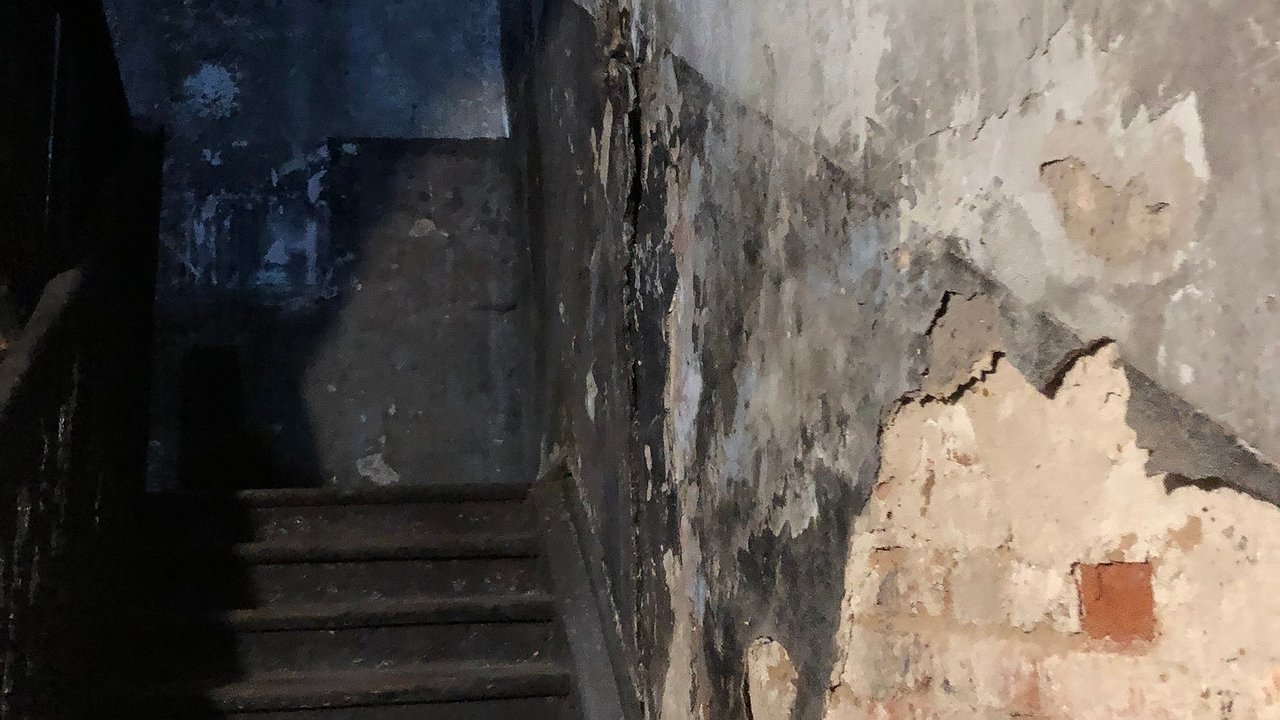 Главная картинка новости: Город обещает, а люди ждут: почему жильцы аварийного дома на Сормовской в Кирове всё ещё в опасности