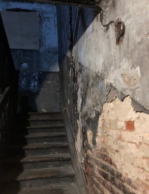 Город обещает, а люди ждут: почему жильцы аварийного дома на Сормовской в Кирове всё ещё в опасности