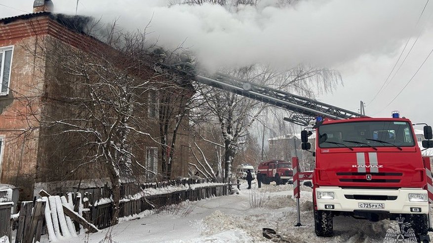 Главная картинка новости: В Слободском два человека обратились за помощью после пожара в двухэтажном доме