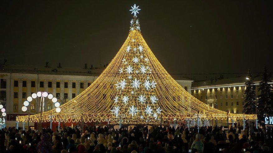 Главная картинка новости: Праздник зажжения огней на главной елке города собрал на Театральной площади сотни кировчан (0+)