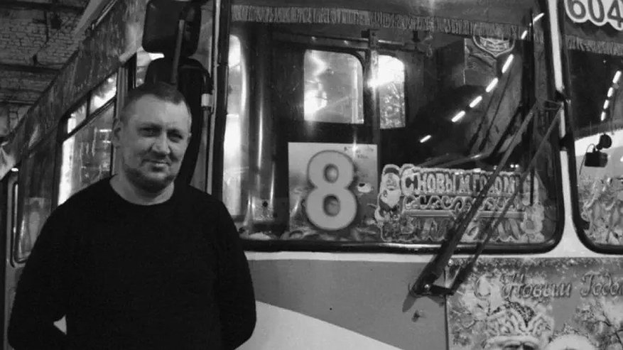 Главная картинка новости: В зоне СВО погиб кировчанин, много лет даривший горожанам новогоднее чудо по пути на работу