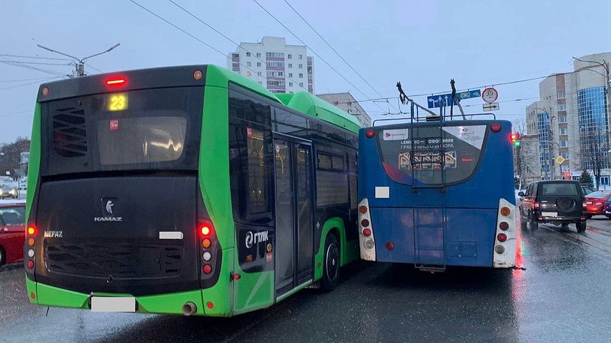 Главная картинка новости: На улице Комсомольской в Кирове столкнулись автобус и троллейбус, пострадавших нет