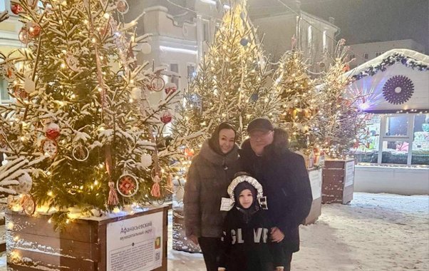 Соколов совершил семейную прогулку по праздничной Спасской и оценил фестиваль елок