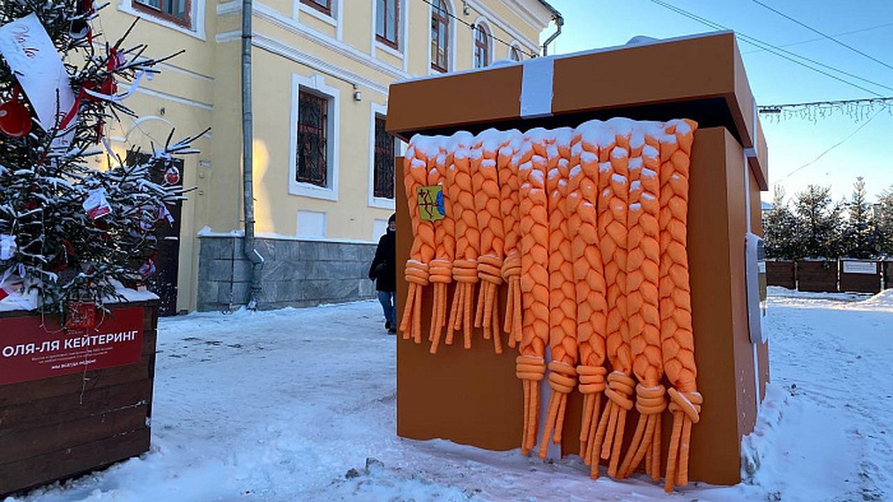 Главная картинка новости: В Кирове на улице Спасской установили «Объединяющий шарф»