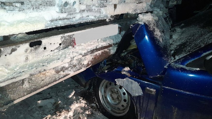 Главная картинка новости: Под Мурашами водитель "десятки" врезался в грузовик МАЗ