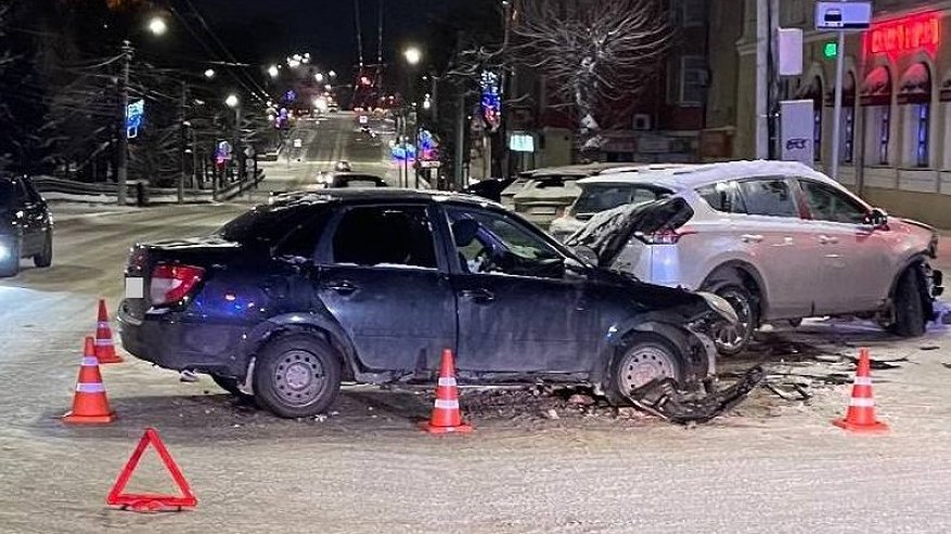 Главная картинка новости: Еще одна авария на улице Владимирской: две легковушки сошлись в ДТП в Кирове