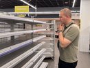 Думал увидеть пустые полки, а вышел с тележкой на неделю: американец сходил в московский магазин и обалдел от цен