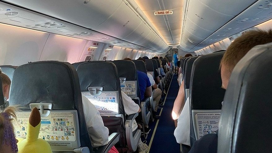 Главная картинка новости: «7 лет работаю стюардессой в самолете»: пассажиры пристают каждый день, но это не все неудобства - делюсь личным