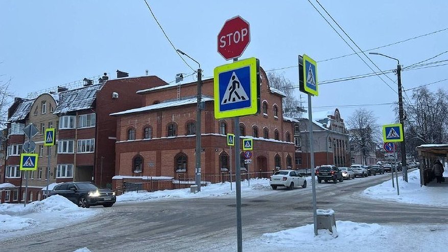 Главная картинка новости: Желто-синее царство: на одном из перекрестков Кирова установили сразу 16 знаков пешеходного перехода