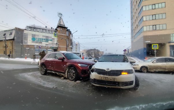 После аварии около Старого моста в Кирове собралась пробка из полусотни машин