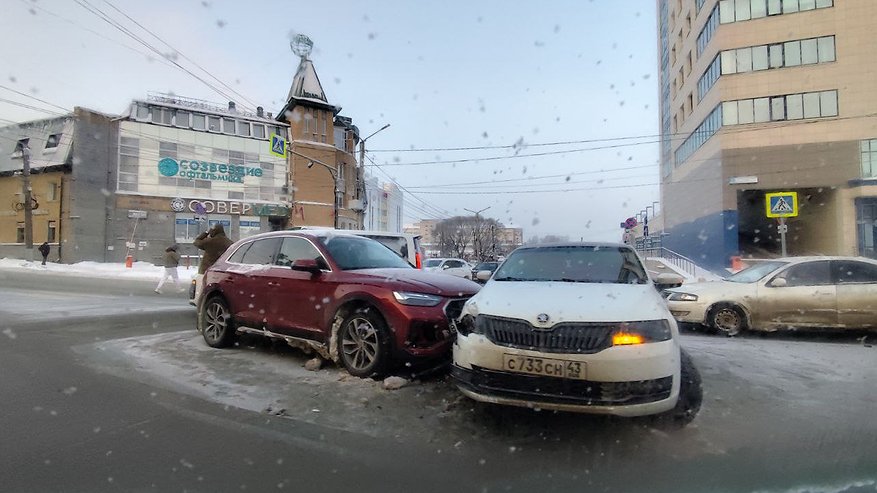 Главная картинка новости: После аварии около Старого моста в Кирове собралась пробка из полусотни машин