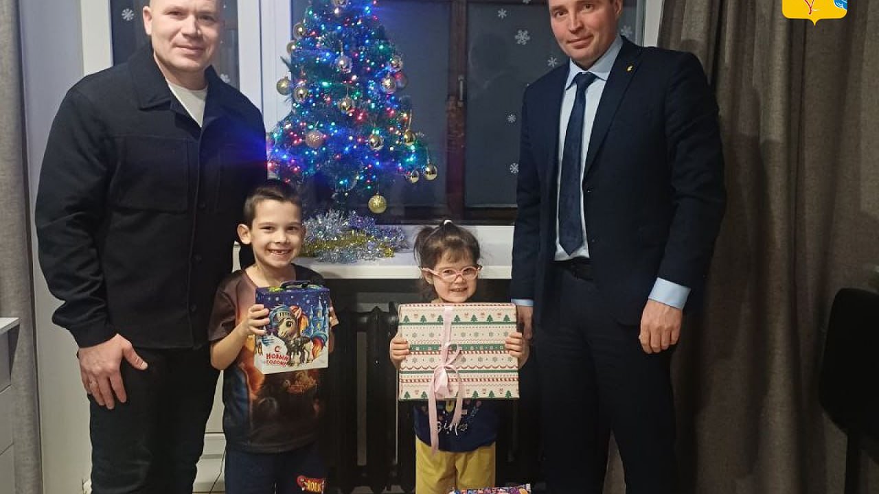 Главная картинка новости: Лев и Ева из Кирова получили самокаты «под елочку» от настоящего министра