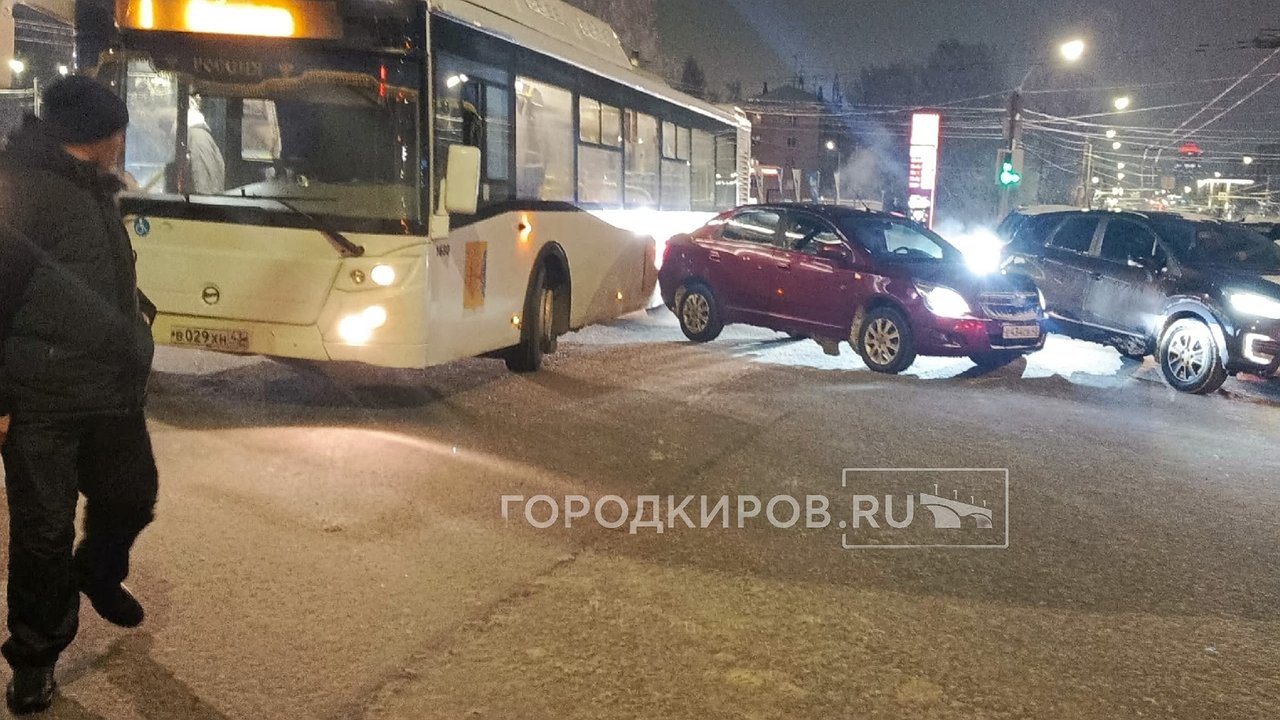 Главная картинка новости: В Кирове автобус с пассажирами попал в ДТП: фоторепортаж