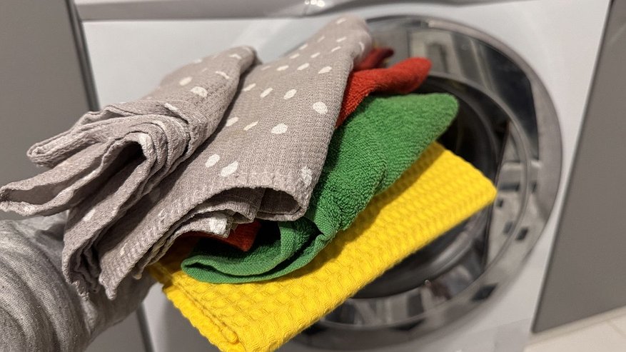 Главная картинка новости: 1 ложка в таз — и кухонные полотенца чище новых: от жирных пятен и векового нагара не осталось и следа