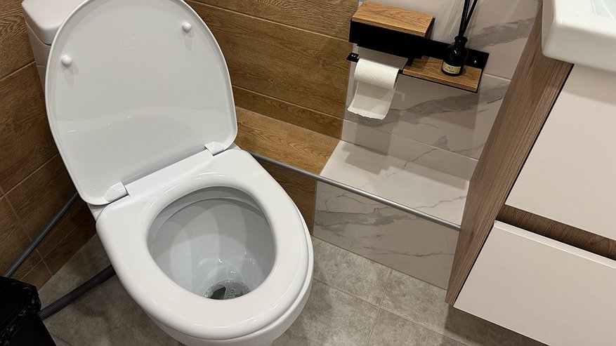 Главная картинка новости: 1 таблетка в воду и 3 салфетки - унитаз переливается чистотой: ни желтизны, ни налета, ни мочевого камня - 1 хитрость