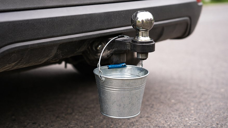 Главная картинка новости: Зачем водители стали вешать ведёрко на фаркоп: это не забавы ради, а тайное послание другим автовладельцам