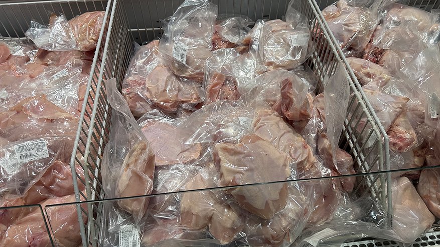 Главная картинка новости: Кассир "Пятерочки" научила выбирать в магазине не накачанную водой курицу, а только 100% чистое мясо: вот куда смотреть