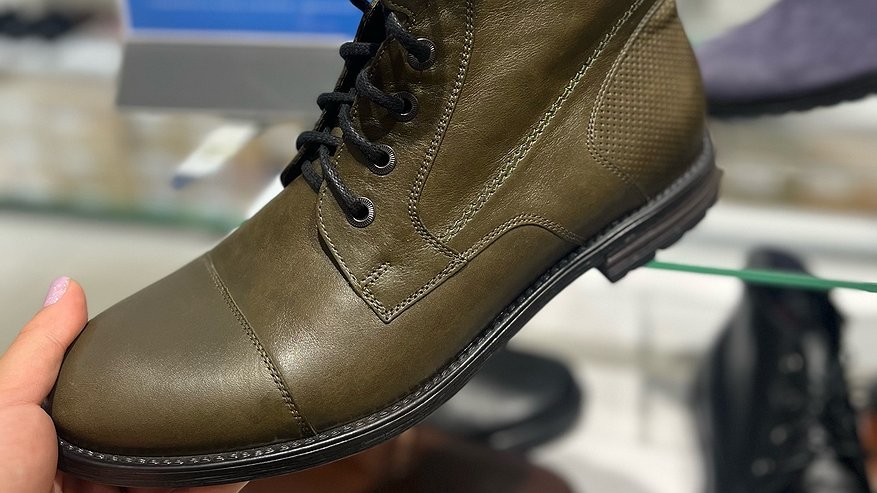 Главная картинка новости: «29 лет работаю сапожником»:  вот какую обувь никогда не куплю себе и вам не советую - с ней больше всего проблем, рвется и разваливается