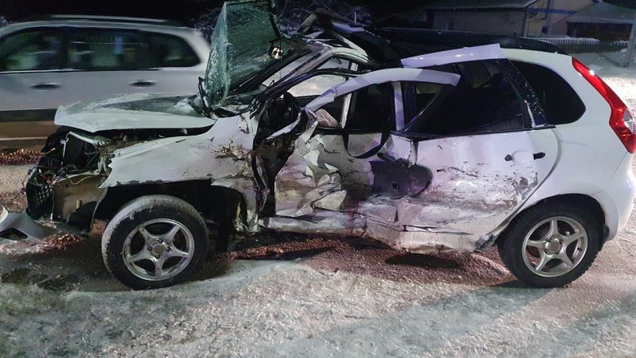 Главная картинка новости: Два водителя и пассажирка: установлен возраст пострадавших при ДТП с тремя машинами под Кировом