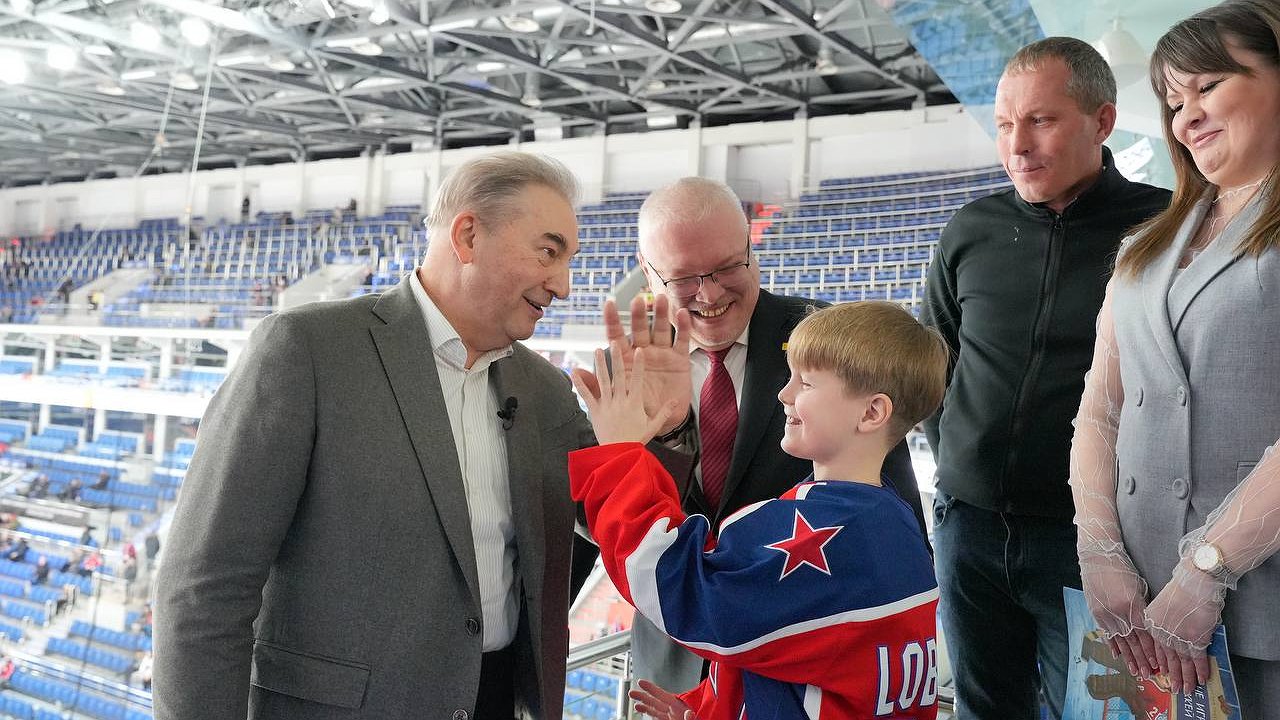 Главная картинка новости: Мальчик из Кирова исполнил мечту и подружился с легендарным Владиславом Третьяком